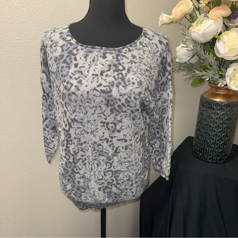 Chico’s Silver Leopard Print Shimmer Knit Top 3/4 Sleeve Size 1